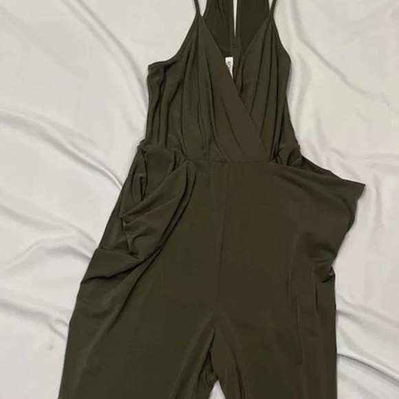 BCBGeneration Drape Pocket Jumpsuit Womens Size Small Green Sleeveless NWOT - Picture 2 of 9